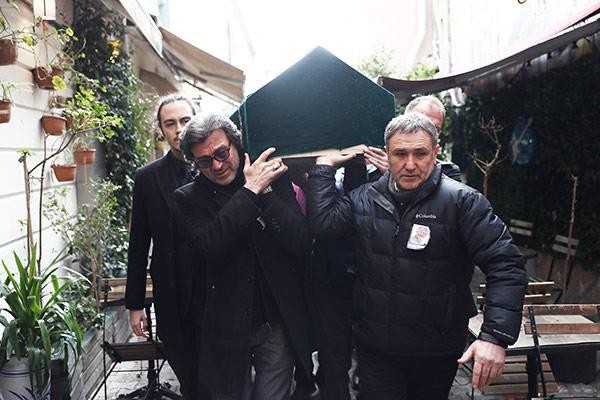 Xərçəngdən ölən aktyorla vida mərasimindən FOTOLAR